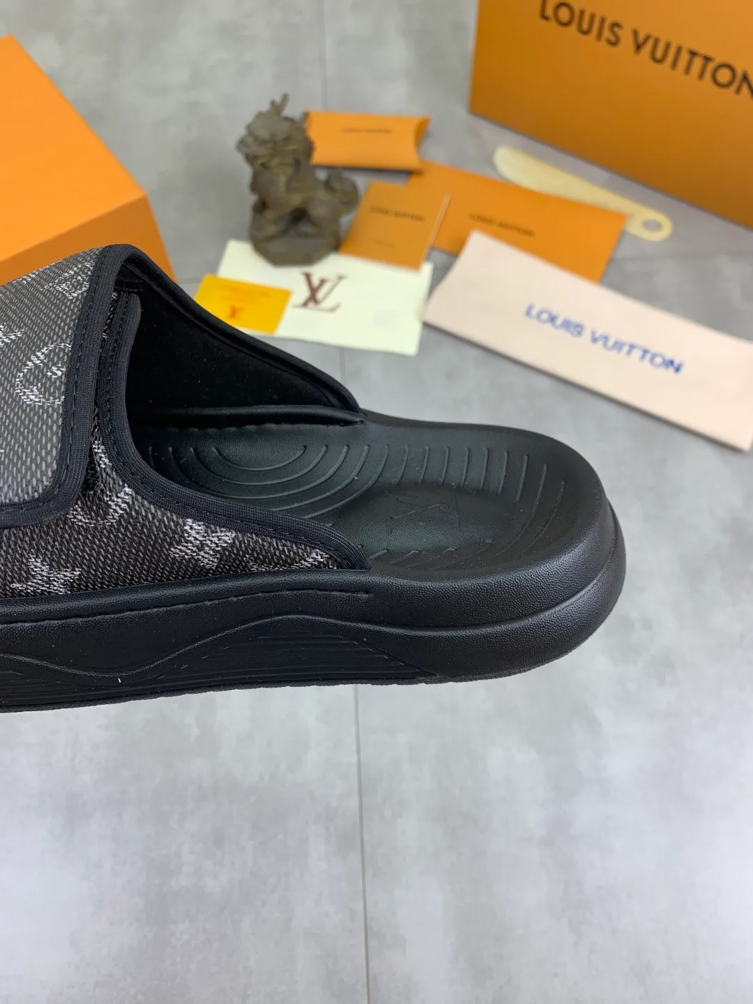 Men's shoes 💰P320💰【New style】🆘 Original quality 【LOUIS VUITTON】The popular Louis Vuitton LV men's slippers on the official website are on sale simultaneously! Original fabric imported from Italy. Original bottom provided by the original factory. Number of yards: 38-44 (customized to 45). Multiple colors to choose from. Fully packaged drawer box.